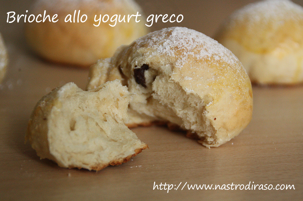 brioches allo yogurt greco e uvetta